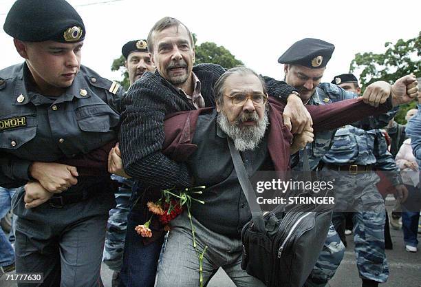 Moscow, RUSSIAN FEDERATION: Russian special police forces arrest members of human rights organization as they gathered to commemorate Beslan's...