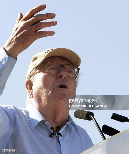 Saint-Martin-de-Crau, FRANCE: Le president du Front national Jean-Marie Le Pen prononce un discours, le 03 septembre 2006 dans une manade de...