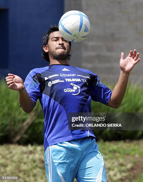 Carlos "El Pescado" Ruiz, delantero del FC Dallas, domina la pelota durante un entrenamiento de la seleccion de futbol de Guatemala en el Proyecto...