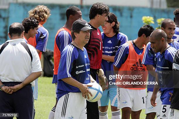 El colombiano Hernan Dario "Bolillo" Gomez , tecnico de la seleccion de futbol de Guatemala, dialoga con sus jugadores en el Proyecto Goal, al este...