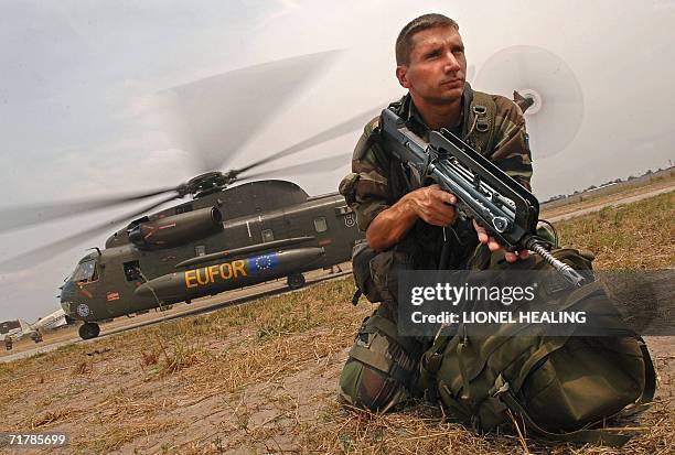 Kinshasa, Democratic Republic of the Congo: A French paratrooper from the 8th Para Regiment in Castres guards a helicopter landing site, 05 September...