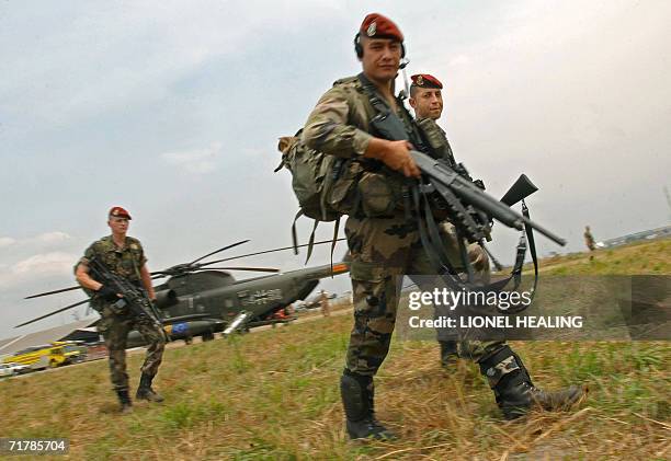 Kinshasa, Democratic Republic of the Congo: French Paratroopers from the 8th Para Regiment in Castres disembark from a helicopter, 05 September 2006,...