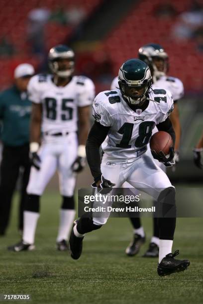 Wide receiver Donte' Stallworth of the Philadelphia Eagles runs with the ball before the game against the New York Jets on September 1, 2006 at...