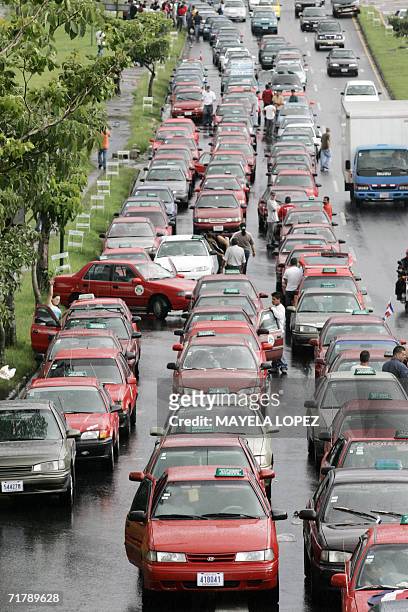 Cientos de transportistas privados, autodenominados "porteadores", bloquean el 5 de setiembre de 2006 un importante tramo de la ruta de...