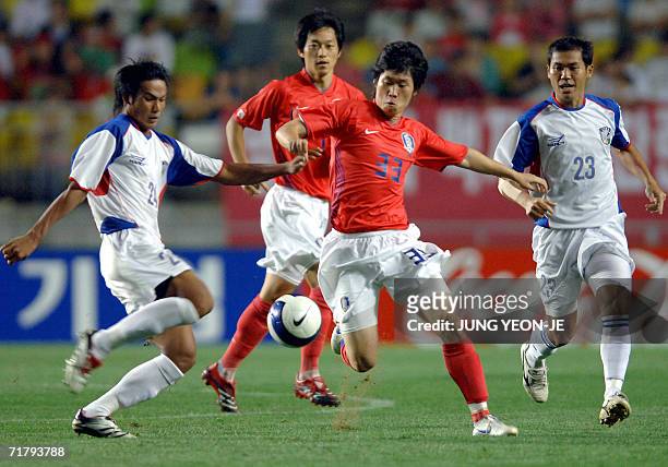 Suwon, REPUBLIC OF KOREA: South Korea's Park Ji-Sung fights for the ball with Taiwan's Lin Che-Min during their 2007 Asian Cup qualifying match in...