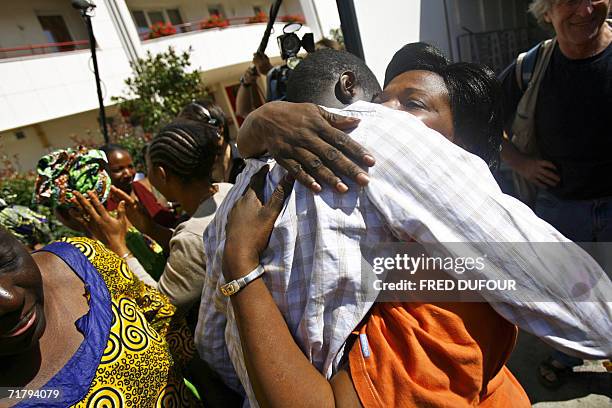 Souleymane Doumbia , ex-squatteur de Cachan, est accueilli par les expulses de Cachan, le 06 septembre 2006 a Cachan, apres avoir retrouve son petit...