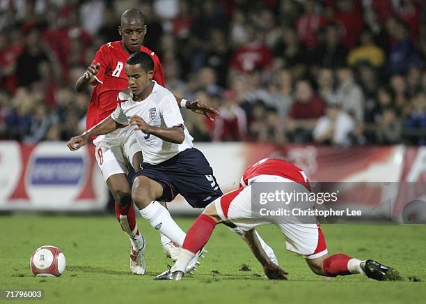 Theo Walcott of England beats Gelson Fernandes and Blerim Dzemaili of Switzerland during the UEFA Under European 21s Championship Qualifing Group 8...