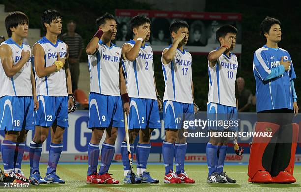 Moenchengladbach, GERMANY: Korea's players Sung Kweon Hong, Jong Hyun Jang, Sung Hoon Yoon, Seung II Lee, Eun Seong Hong, Hyo Sik You and goalkeeper...