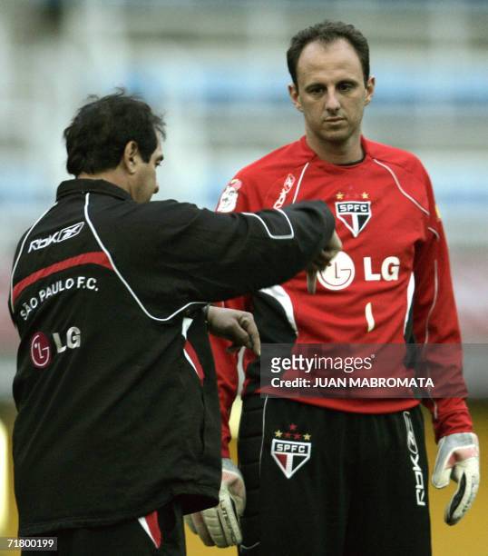 Buenos Aires, ARGENTINA: Brazil's Sao Paulo FC football team head coach Muricy Ramalho gives instructions to goalkeeper Rogerio Ceni, during their...
