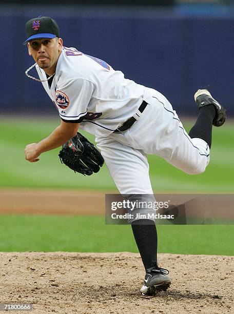 Pitcher Oliver Perez of the New York Mets throws against the Atlanta Braves September 6, 2006 during the second game of their doubleheader at Shea...