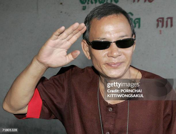 Vietnamese pilot and US citizen who hijacked a plane from Thailand in November 2000, Ly Tong waves as he arrives at the Criminal Court in Bangkok, 07...