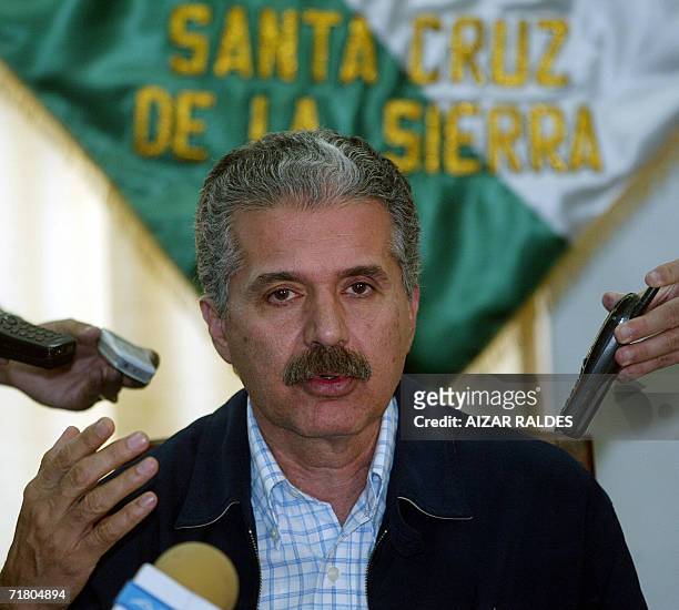 Herman Antelo, presidente del Comite Civico de Santa Cruz, responde preguntas durante una conferencia de prensa el 07 de setiembre de 2006, en la...