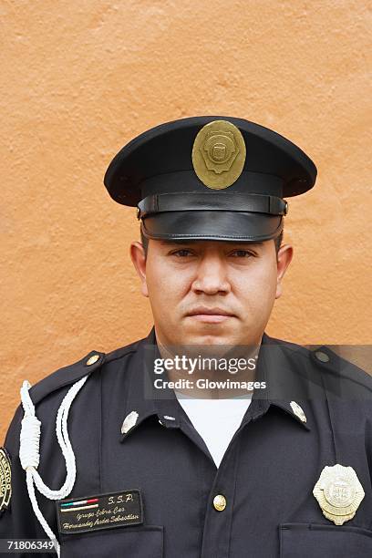 portrait of a police officer - uniformmütze stock-fotos und bilder