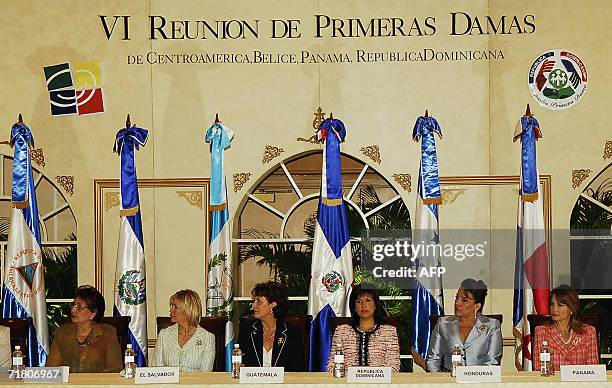 Santo Domingo, DOMINICAN REPUBLIC: Ana Maria Aguirre de Gutierrez, representante de la primera dama de Nicaragua, y las primeras damas Ana Ligia de...