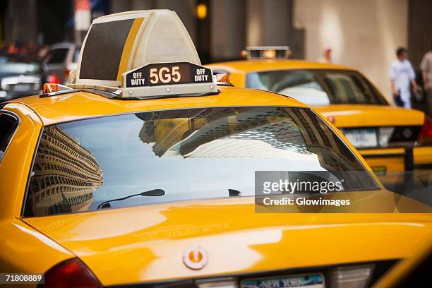 reflection of buildings on the windshield of a yellow taxi, new york city, new york state, usa - taxi amarillo fotografías e imágenes de stock