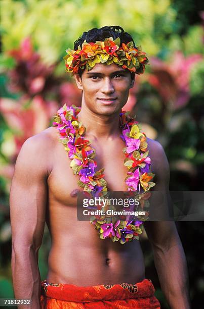portrait of a young man wearing a garland, hawaii, usa - lei day hawaii stock-fotos und bilder