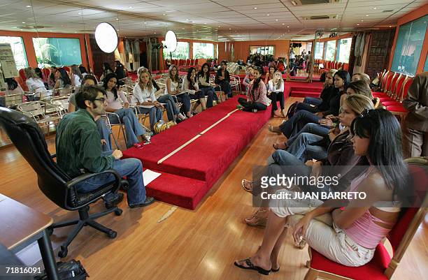 Candidatas a Miss Venezuela participan en una clase de preparacion para el certamen, en Caracas, el 07 de setiembre de 2006. Venezuela ha conquistado...