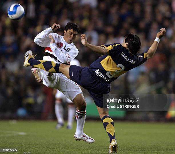 Buenos Aires, ARGENTINA: Juan Krupoviesa of Boca Juniors vies for the ball with Sao Paulo's Alex Dias during the first final match of the Recopa 2006...