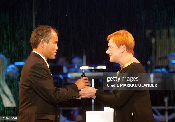 Finnish President Tarja Halonen hands over the 2006 Millennium Technology Prize to professor Shuji Nakamura of Japan for his invention of new sources...