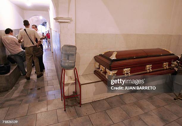 Un grupo de personas permanece en el corredor de una funeraria en el barrio mas peligroso de Caracas, Petare, apodado "Saigon", el 7 de setiembre de...