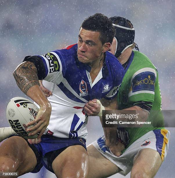 Sonny Bill Williams of the Bulldogs looks to pass during the NRL Third Qualifying Final between the Bulldogs and the Canberra Raiders at Telstra...