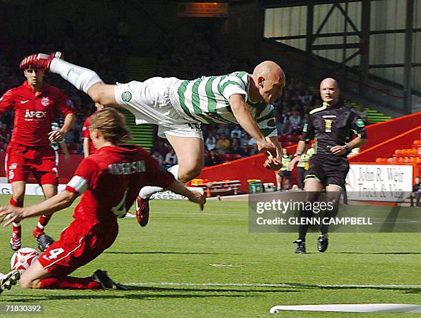 Aberdeen, UNITED KINGDOM: Glasgow Celtic new player Denmark midfielder Thomas Gravesen is tackled as he makes his debut for his new team in the...
