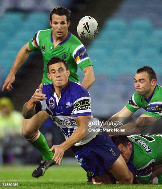 Sonny Bill Williams of the Bulldogs offloads during the NRL Third Qualifying Final between the Bulldogs and the Canberra Raiders at Telstra Stadium...