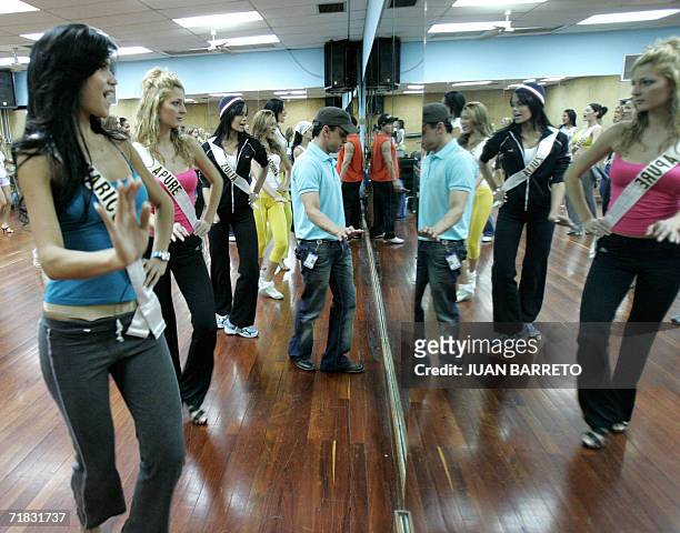 Las candidatas al concurso de Miss Venezuela participan de un ensayo en Caracas el 08 de setiembre de 2006. La participacion de una candidata...
