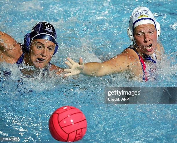 Russian Natalia Shepelina fights for the ball with Italian Martina Miceli in Tusmajdan swimming pool of Belgrade, 09 September 2006, during the final...