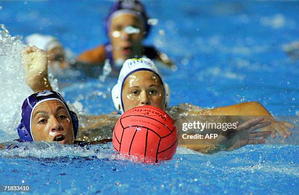 Italian Silvia Besurgi and Russian Ekaterina Tankeeva fight for the ball in Tusmajdan swimming pool of Belgrade 09 September 2006 during the final of...