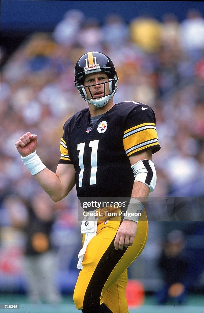 Graham R. Kent Kent Graham of the Pittsburgh Steelers celebrates during the game ...