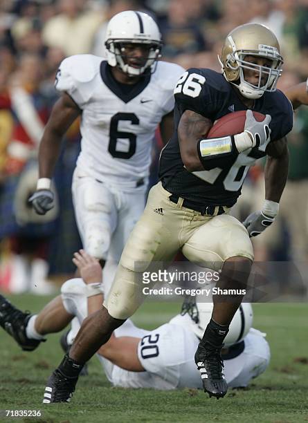 Travis Thomas of the Notre Dame Fighting Irish gets into the open field on a fourth quarter fake punt in front of Donnie Johnson and Tim Shaw of the...