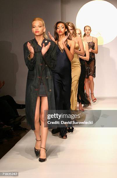 177 Jeanisis By Anand Jon Spring 2007 Runway Stock Photos, High-Res ...