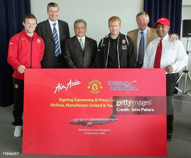 Malaysian Minister for Tourism YB Datuk Seri Tengku Adnan Tengku Mansor poses with Wayne Rooney, David Gill, Paul Scholes and Sir Alex Ferguson of...