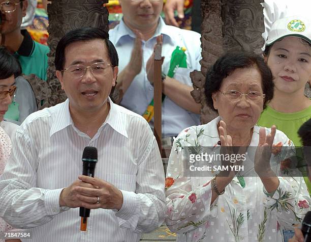 Taiwanese President Chen Shui-bian speaks to supporters while his mother Chen Lee-sheng claping her hands in their hometown Kuantien, Tainan county,...