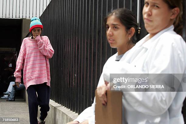 Una mujer enferma abandona el hospital San Juan de Dios en el centro historico de Ciudad de Guatemala, el 11 de setiembre de 2006. Al menos seis...