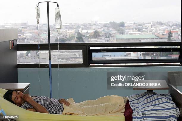 Un paciente permanece en la Sala de hombres del hospital San Juan de Dios en el centro historico de Ciudad de Guatemala, el 11 de setiembre de 2006....