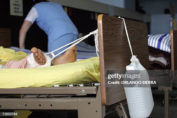 Una enfermera atiende a pacientes de la Sala de hombres del hospital San Juan de Dios en el centro historico de Ciudad de Guatemala, el 11 de...