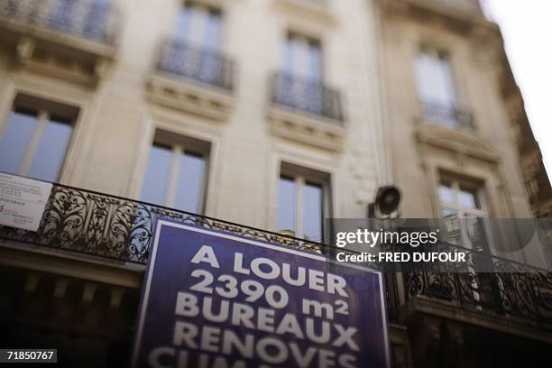 Immobilier: ralentissement des prix dans un marche toujours bien oriente" - Photo prise le 11 septembre 2006 a Paris, d'un panneau d'une agence...