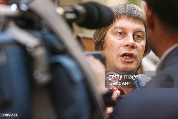 Le secretaire general de la CGT, Bernard Thibault, repond aux journalistes avant de donner une conference de presse avec d'autres responsables...