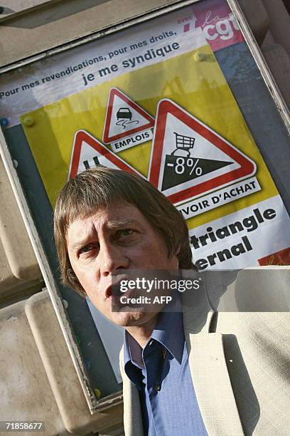 Le secretaire general de la CGT, Bernard Thibault, est photographie devant un panneau d'affichage syndical, le 12 septembre 2006, a son arrivee a la...