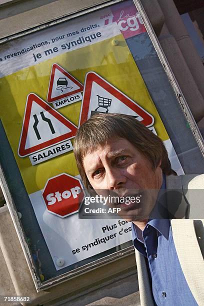 Le secretaire general de la CGT, Bernard Thibault, est photographie devant un panneau d'affichage syndical, le 12 septembre 2006, a son arrivee a la...