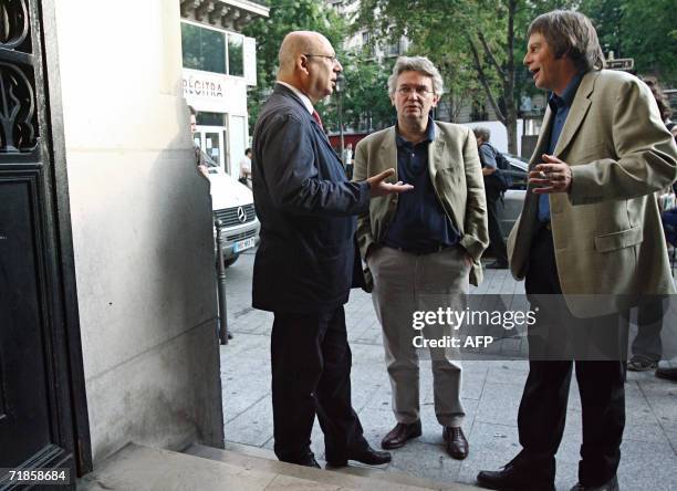 Le president de la CFTC, Pierre-Jean Coulon parle avec les secretaires generaux de la CGT, Bernard Thibault et de FO, Jean-Claude Mailly avant que...