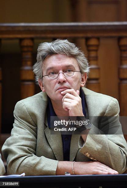 Le secretaire general de FO, Jean-Claude Mailly, est photographie le 12 septembre 2006 a la Bourse du Travail a Paris, avant une conference de presse...