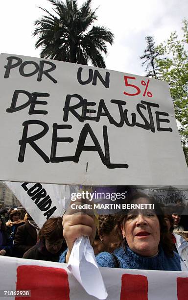 Una mujer grita consignas contra el gobierno durante una protesta en la Plaza de Armas de Santiago, el 12 de setiembre de 2006. Los trabajadores de...