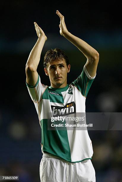 Dejected Miroslav Klose of Werder Bremen applauds the fans following the final whistle during the UEFA Champions League Group A match between Chelsea...