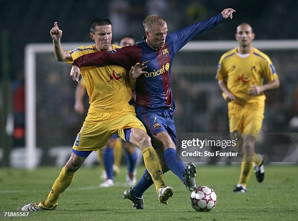 Eidur Gudjohnsen of Barcelona tussles with Igor Tomasic of Sofia during the UEFA Champions League Group A match between Barcelona and Levski Sofia at...