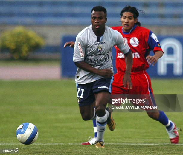 Diego Vejarano de Universitario de Sucre intenta marcar a Cristian Benites del Nacional de Ecuador en el partido disputado el 12 de septiembre 2006...