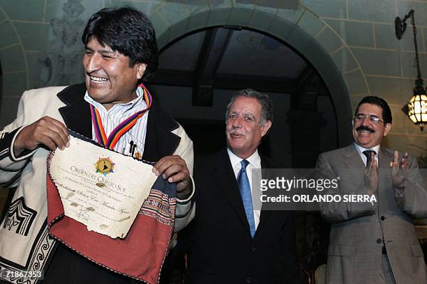 El presidente de Bolivia, Evo Morales , muestra la Orden del Quinto Sol, condecoracion que le fue otorgada en la inauguracion de la 7a Asamblea...