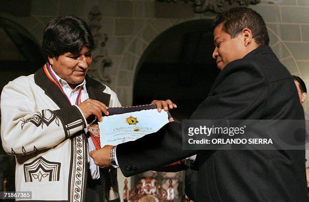 El presidente de Bolivia, Evo Morales , recibe la Orden del Quinto Sol de manos de Jaime Andrade , presidente del Consejo Directivo del Fondo...